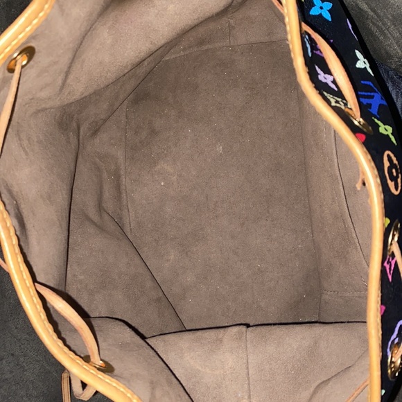 Louis Vuitton - Picture 3 of 6